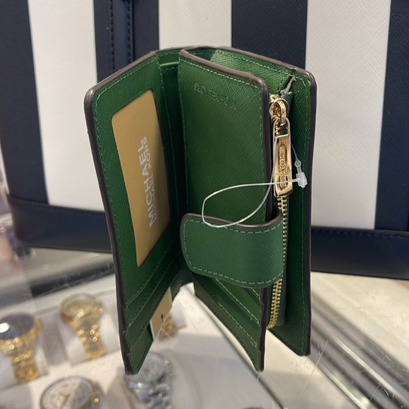 MICHAEL KORS
Medium Jet Set Travel Crossgrain Leather Bifold Zip Wallet
NWT - Picture 12 of 16